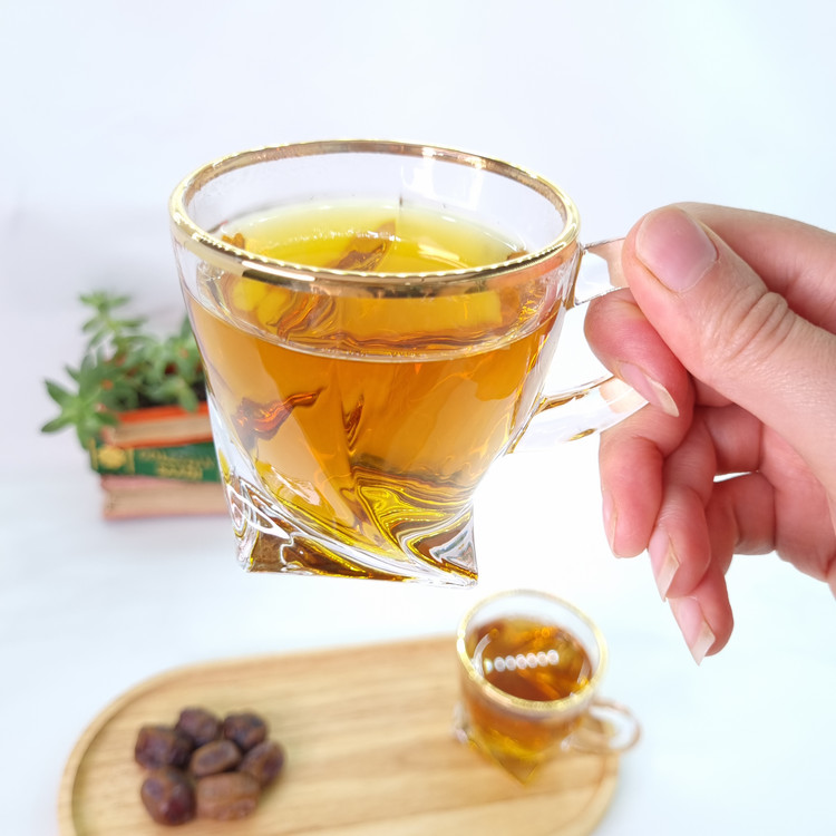 فنجان لب طلایی بلینک مکس طرح کوادرون